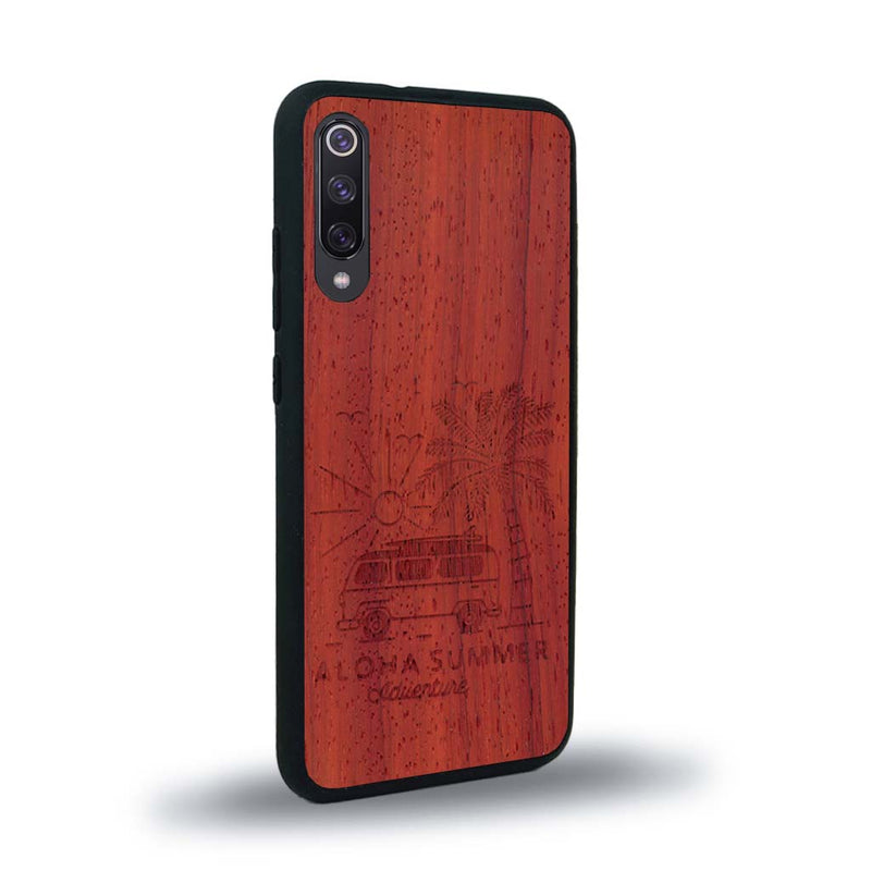 Coque de protection en bois véritable fabriquée en France pour Xiaomi Mi 9SE sur le thème de la plage, de l'été et vanlife.