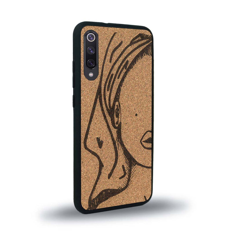 Coque de protection en bois véritable fabriquée en France pour Xiaomi Mi 9SE représentant une silhouette féminine épurée de type line art en collaboration avec l'artiste Maud Dabs