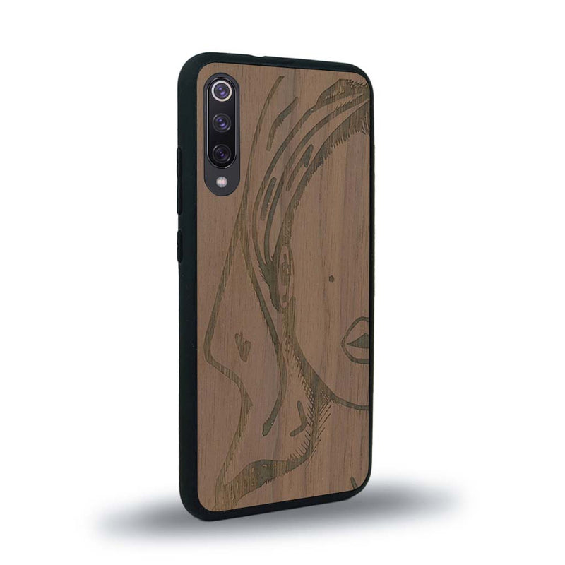 Coque de protection en bois véritable fabriquée en France pour Xiaomi Mi 9SE représentant une silhouette féminine épurée de type line art en collaboration avec l'artiste Maud Dabs