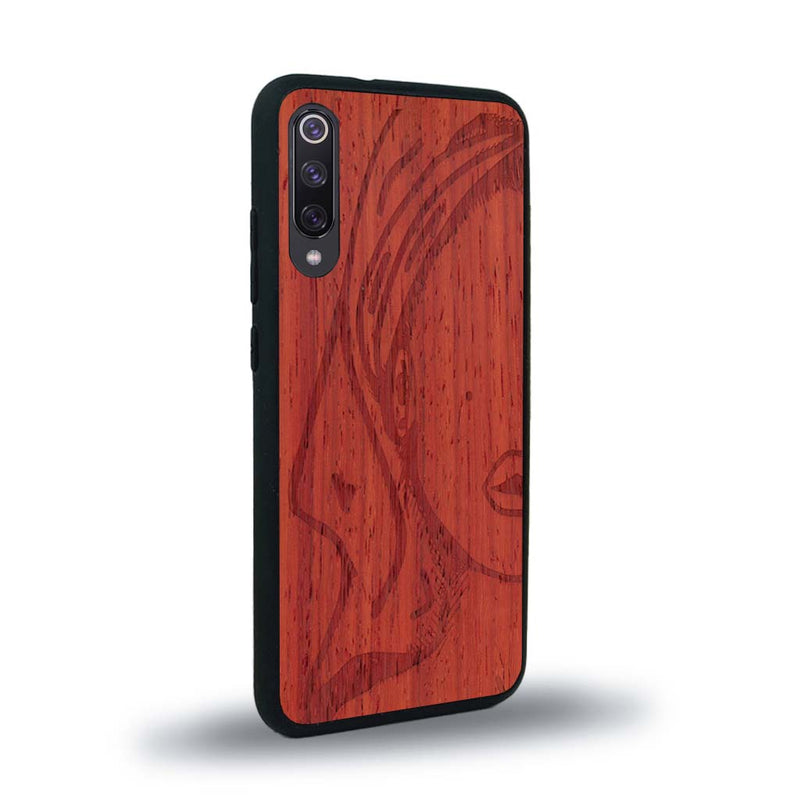 Coque de protection en bois véritable fabriquée en France pour Xiaomi Mi 9SE représentant une silhouette féminine épurée de type line art en collaboration avec l'artiste Maud Dabs