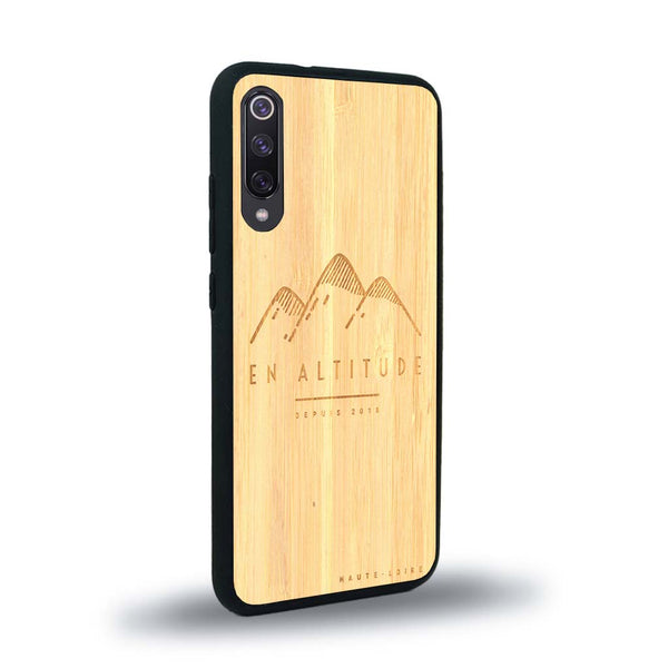 Coque de protection en bois véritable fabriquée en France pour Xiaomi Mi 9SE représentant des montagnes, sur le thème de la randonnée en pleine nature et du trail