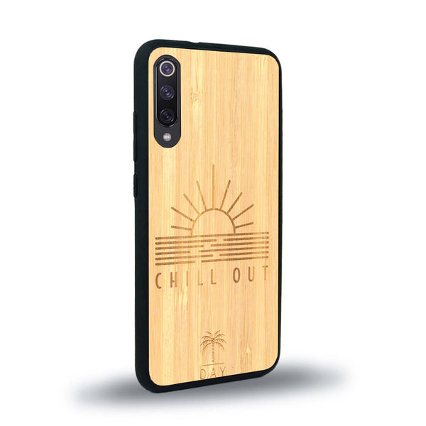 Coque de protection en bois véritable fabriquée en France pour Xiaomi Mi 9SE sur le thème chill avec un motif représentant un couché de soleil sur l'océan et la phrase "Chill out"