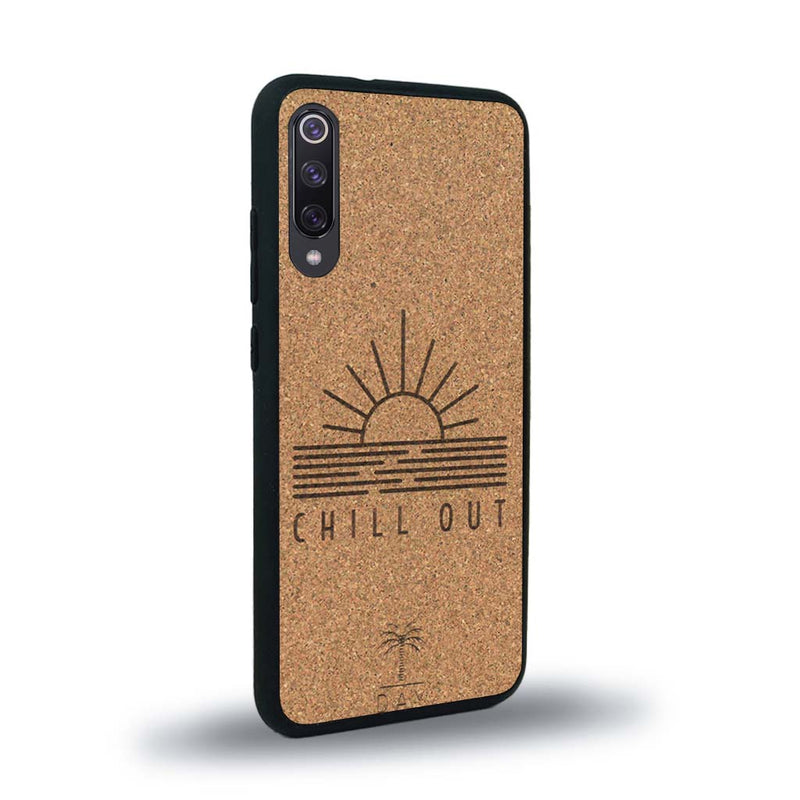 Coque de protection en bois véritable fabriquée en France pour Xiaomi Mi 9SE sur le thème chill avec un motif représentant un couché de soleil sur l'océan et la phrase "Chill out"