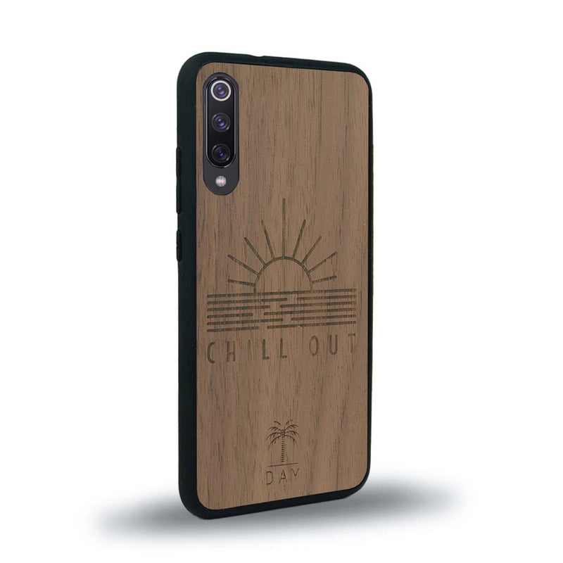 Coque de protection en bois véritable fabriquée en France pour Xiaomi Mi 9SE sur le thème chill avec un motif représentant un couché de soleil sur l'océan et la phrase "Chill out"