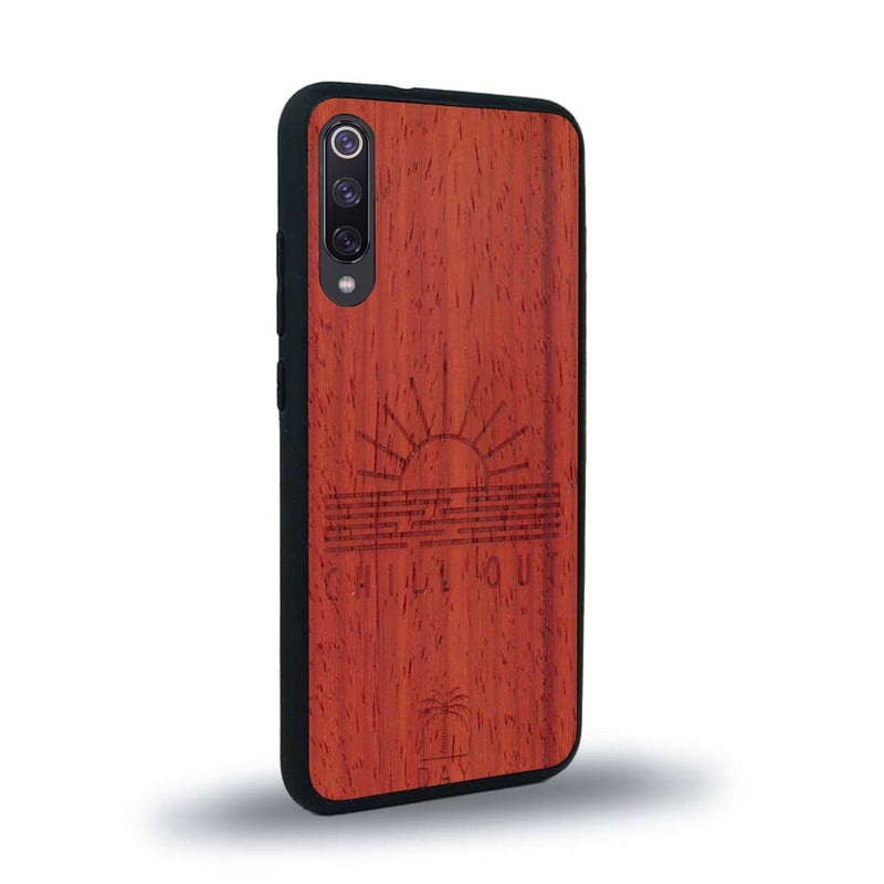 Coque de protection en bois véritable fabriquée en France pour Xiaomi Mi 9SE sur le thème chill avec un motif représentant un couché de soleil sur l'océan et la phrase "Chill out"