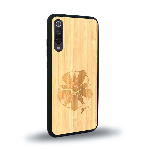 Coque de protection en bois véritable fabriquée en France pour Xiaomi Mi 9SE sur le thème des fleurs et de la montagne avec un motif de gravure représentant les pétales d'une fleur des montagnes