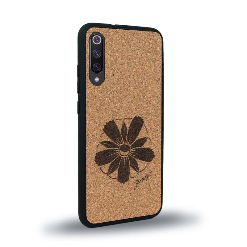 Coque de protection en bois véritable fabriquée en France pour Xiaomi Mi 9SE sur le thème des fleurs et de la montagne avec un motif de gravure représentant les pétales d'une fleur des montagnes