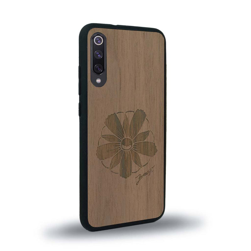 Coque de protection en bois véritable fabriquée en France pour Xiaomi Mi 9SE sur le thème des fleurs et de la montagne avec un motif de gravure représentant les pétales d'une fleur des montagnes