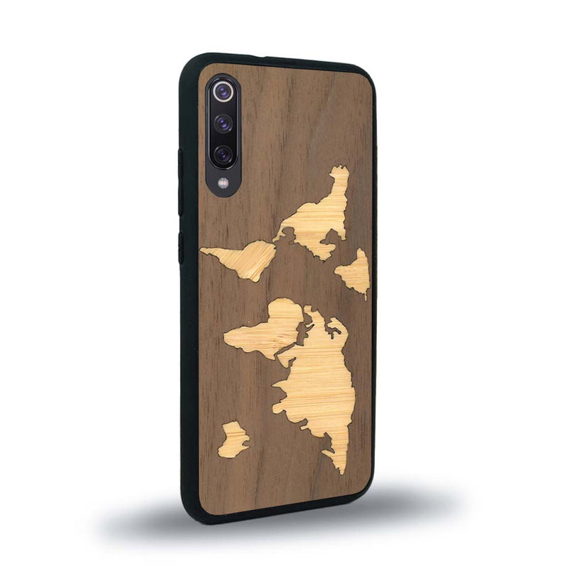 Coque de protection en bois véritable fabriquée en France pour Xiaomi Mi 9SE alliant du bambou et du noyer sur le thème du voyage et de l'aventure représentant une mappemonde