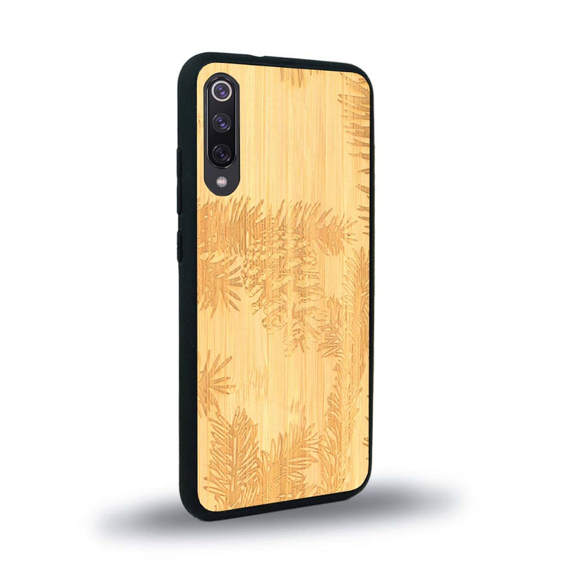 Coque de protection en bois véritable fabriquée en France pour Xiaomi Mi 9SE sur le thème de la nature des arbres avec un motif de gravure représentant des épines de sapin et des pommes de pin