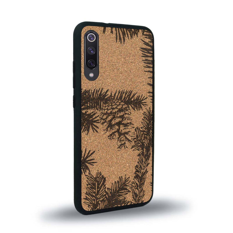 Coque de protection en bois véritable fabriquée en France pour Xiaomi Mi 9SE sur le thème de la nature des arbres avec un motif de gravure représentant des épines de sapin et des pommes de pin