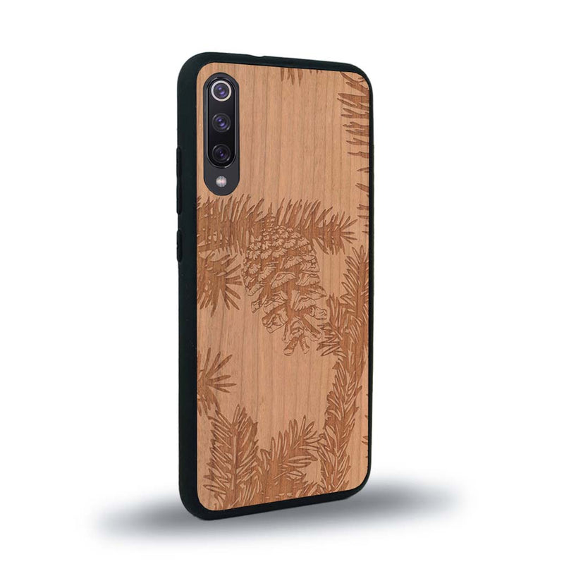 Coque de protection en bois véritable fabriquée en France pour Xiaomi Mi 9SE sur le thème de la nature des arbres avec un motif de gravure représentant des épines de sapin et des pommes de pin