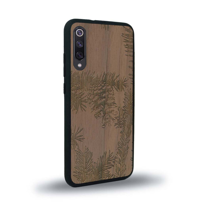 Coque de protection en bois véritable fabriquée en France pour Xiaomi Mi 9SE sur le thème de la nature des arbres avec un motif de gravure représentant des épines de sapin et des pommes de pin