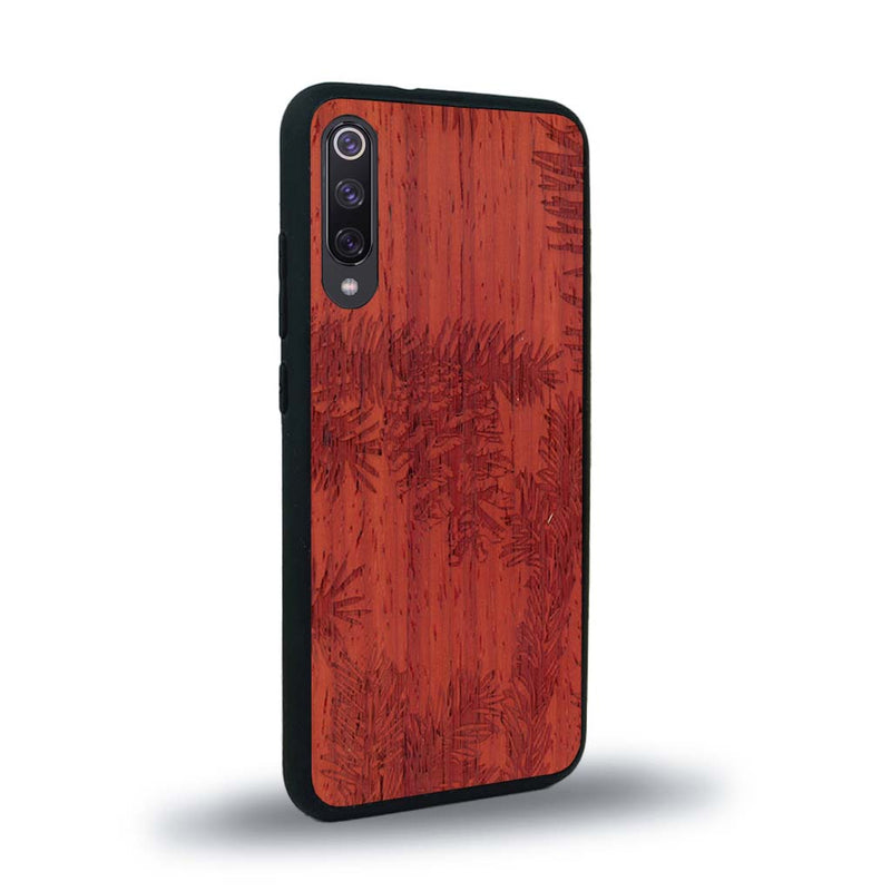 Coque de protection en bois véritable fabriquée en France pour Xiaomi Mi 9SE sur le thème de la nature des arbres avec un motif de gravure représentant des épines de sapin et des pommes de pin