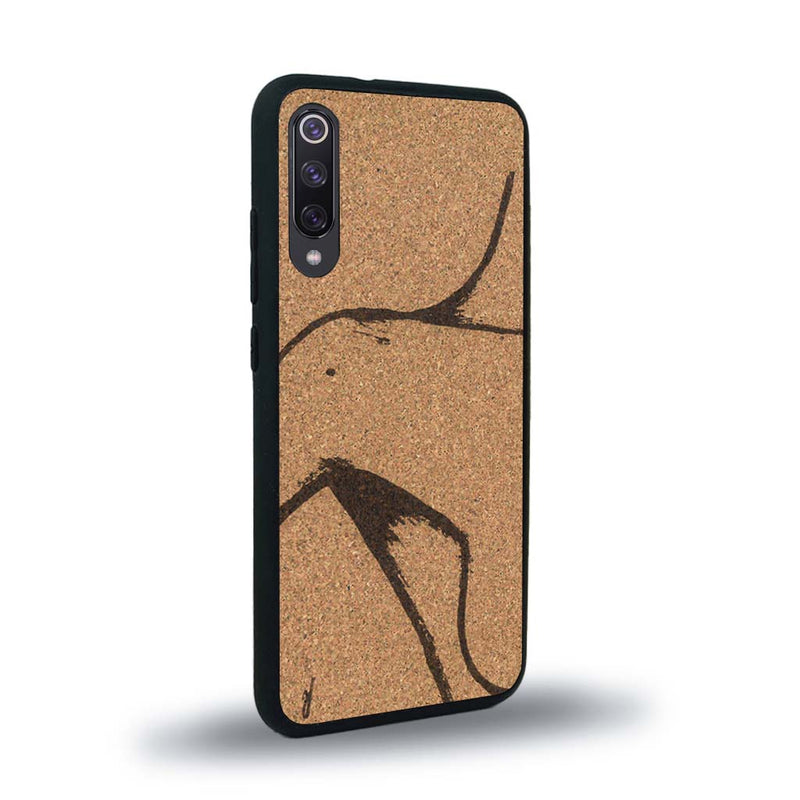 Coque de protection en bois véritable fabriquée en France pour Xiaomi Mi 9SE représentant une silhouette féminine dessinée à la main par l'artiste Maud Dabs