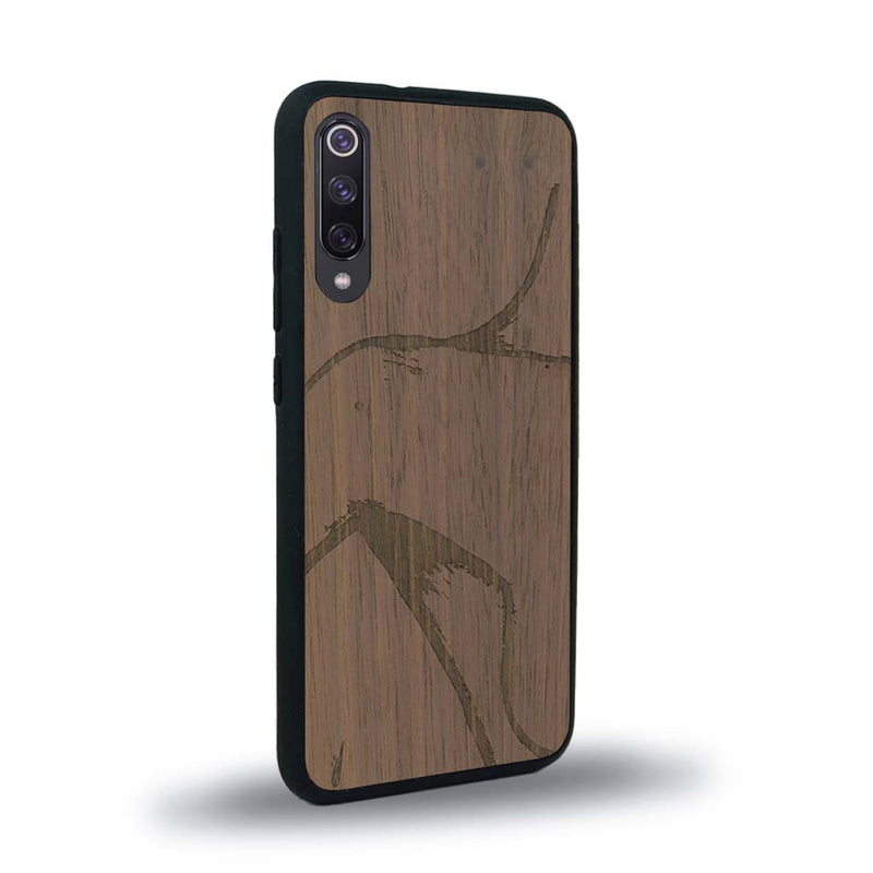 Coque de protection en bois véritable fabriquée en France pour Xiaomi Mi 9SE représentant une silhouette féminine dessinée à la main par l'artiste Maud Dabs