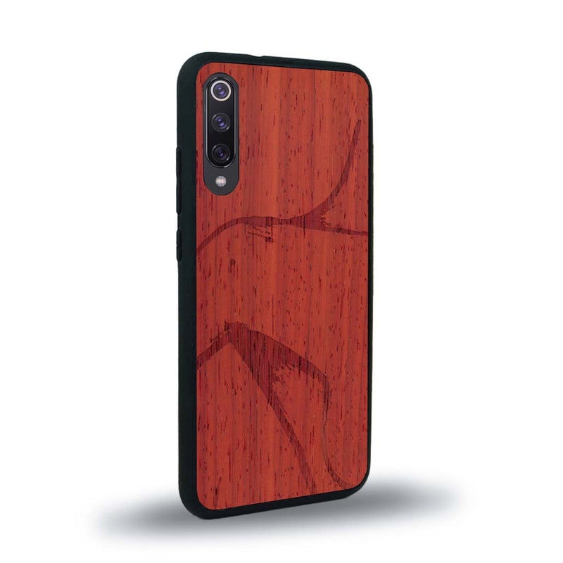Coque de protection en bois véritable fabriquée en France pour Xiaomi Mi 9SE représentant une silhouette féminine dessinée à la main par l'artiste Maud Dabs