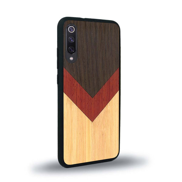 Coque de protection en bois véritable fabriquée en France pour Xiaomi Mi 9SE alliant du chêne fumé, du padouk et du bambou en forme de chevron sur le thème de l'art abstrait