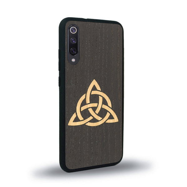 Coque de protection en bois véritable fabriquée en France pour Xiaomi Mi 9SE alliant du chêne fumé et du bambou représentant une triquetra