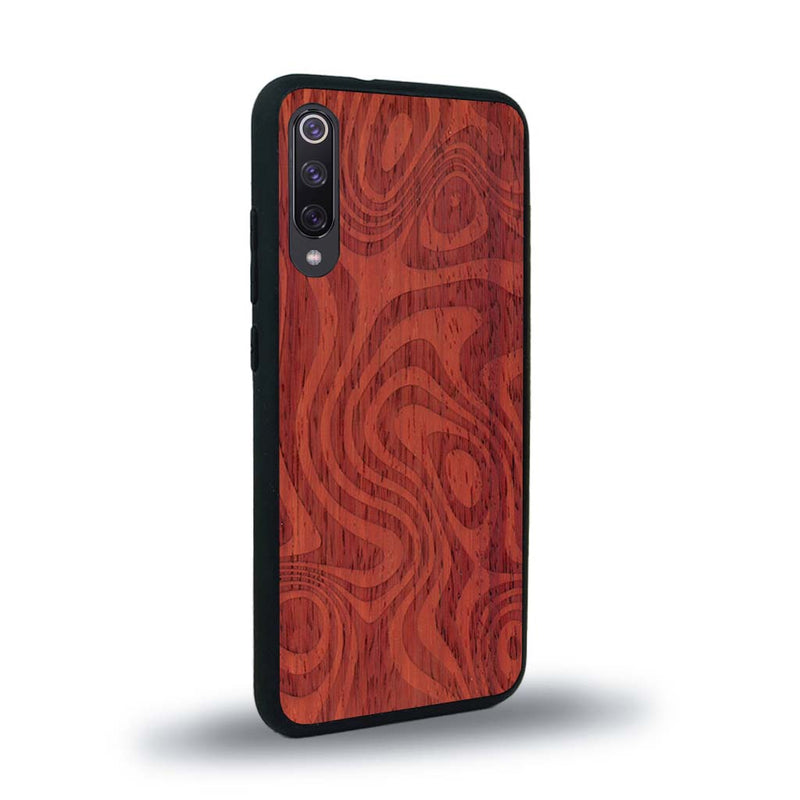 Coque de protection en bois véritable fabriquée en France pour Xiaomi Mi 9SE avec un motif abstrait représentant les mouvements de l'eau