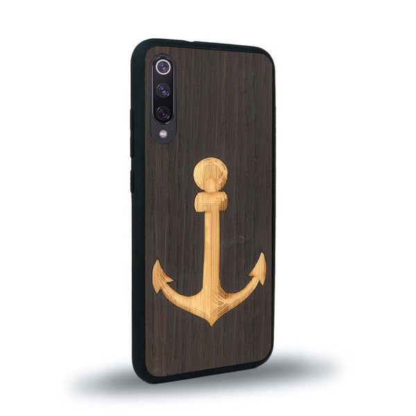 Coque de protection en bois véritable fabriquée en France pour Xiaomi Mi 9SE sur le thème nautique avec un bois clair et un bois foncé représentant une ancre de bateau