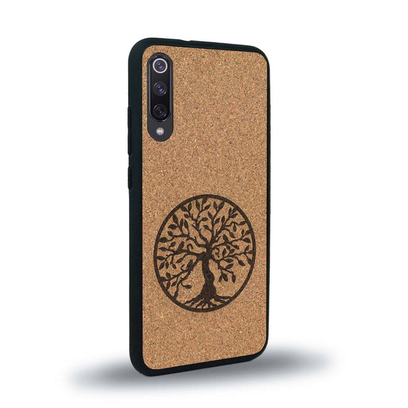 Coque de protection en bois véritable fabriquée en France pour Xiaomi Mi 9SE sur le thème de la spiritualité et du yoga avec une gravure zen représentant un arbre de vie