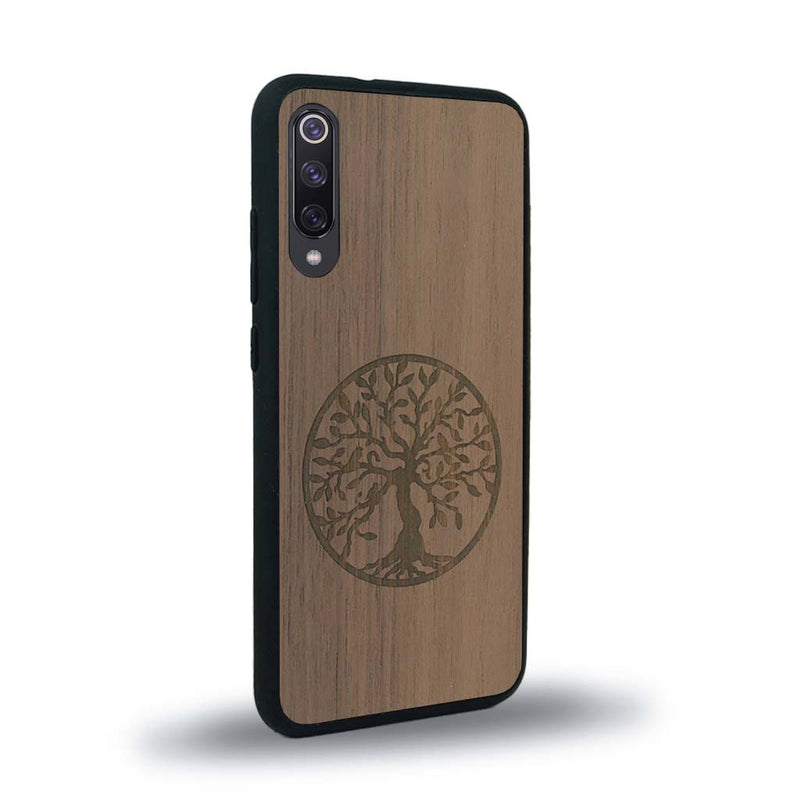 Coque de protection en bois véritable fabriquée en France pour Xiaomi Mi 9SE sur le thème de la spiritualité et du yoga avec une gravure zen représentant un arbre de vie