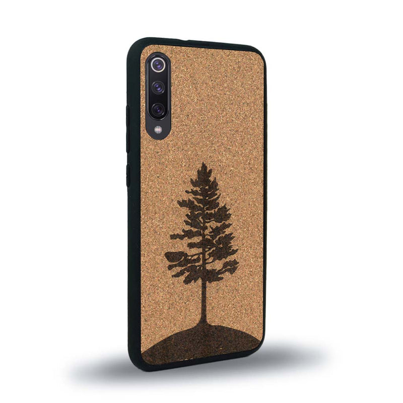 Coque de protection en bois véritable fabriquée en France pour Xiaomi Mi 9SE sur le thème de la nature, de la fôret et de l'écoresponsabilité avec une gravure représentant un arbre 