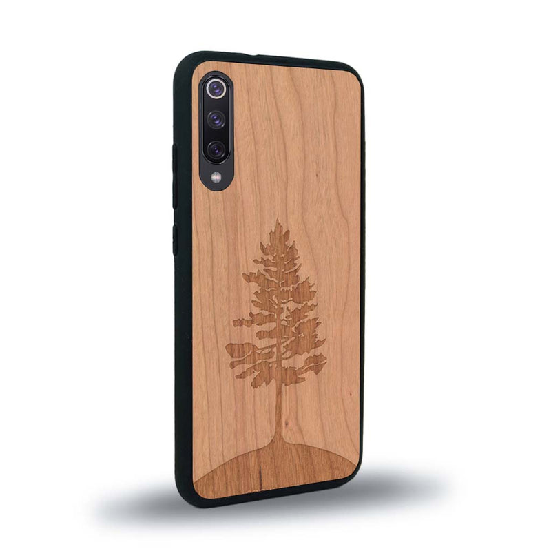 Coque de protection en bois véritable fabriquée en France pour Xiaomi Mi 9SE sur le thème de la nature, de la fôret et de l'écoresponsabilité avec une gravure représentant un arbre 