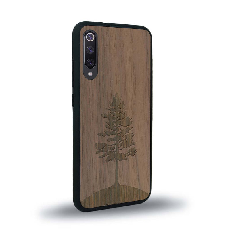 Coque de protection en bois véritable fabriquée en France pour Xiaomi Mi 9SE sur le thème de la nature, de la fôret et de l'écoresponsabilité avec une gravure représentant un arbre 