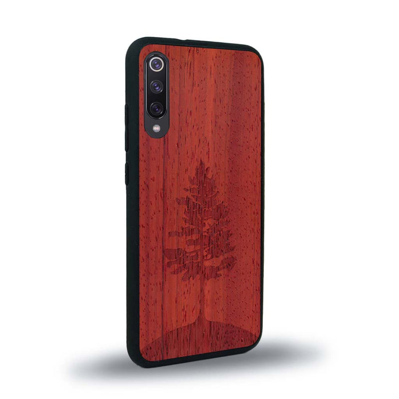 Coque de protection en bois véritable fabriquée en France pour Xiaomi Mi 9SE sur le thème de la nature, de la fôret et de l'écoresponsabilité avec une gravure représentant un arbre 