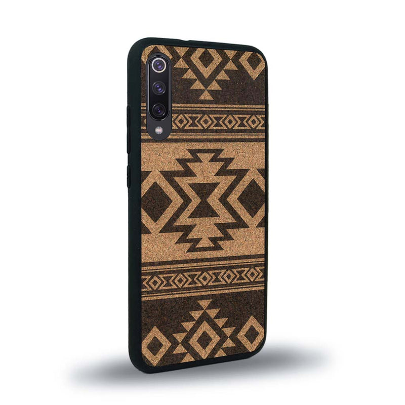 Coque de protection en bois véritable fabriquée en France pour Xiaomi Mi 9SE avec des motifs géométriques s'inspirant des temples aztèques, mayas et incas