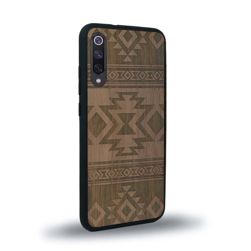 Coque de protection en bois véritable fabriquée en France pour Xiaomi Mi 9SE avec des motifs géométriques s'inspirant des temples aztèques, mayas et incas
