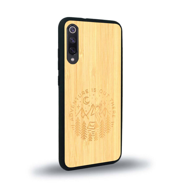 Coque de protection en bois véritable fabriquée en France pour Xiaomi Mi 9SE sur le thème du camping en pleine nature et du bivouac avec la phrase "Aventure is out there"