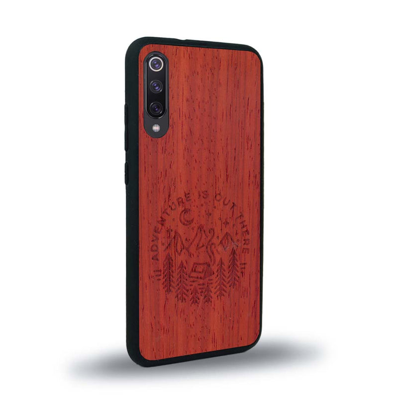 Coque de protection en bois véritable fabriquée en France pour Xiaomi Mi 9SE sur le thème du camping en pleine nature et du bivouac avec la phrase "Aventure is out there"