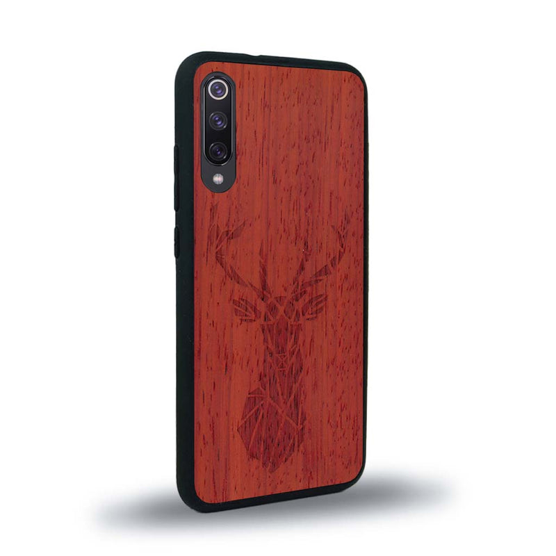 Coque de protection en bois véritable fabriquée en France pour Xiaomi Mi 9SE sur le thème de la nature et des animaux représentant une tête de cerf gométrique avec un design moderne et minimaliste