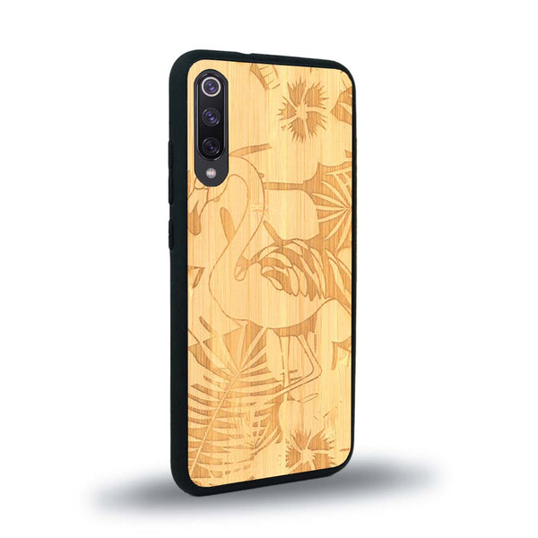 Coque de protection en bois véritable fabriquée en France pour Xiaomi Mi 9SE sur le thème de la nature et des animaux représentant un flamant rose entre des fougères