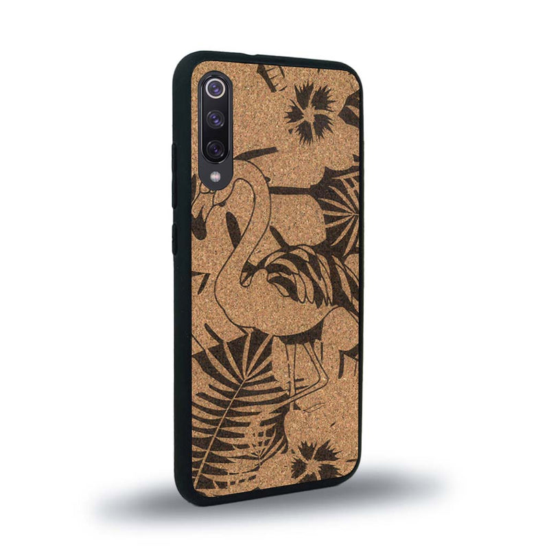 Coque de protection en bois véritable fabriquée en France pour Xiaomi Mi 9SE sur le thème de la nature et des animaux représentant un flamant rose entre des fougères