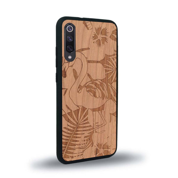Coque de protection en bois véritable fabriquée en France pour Xiaomi Mi 9SE sur le thème de la nature et des animaux représentant un flamant rose entre des fougères