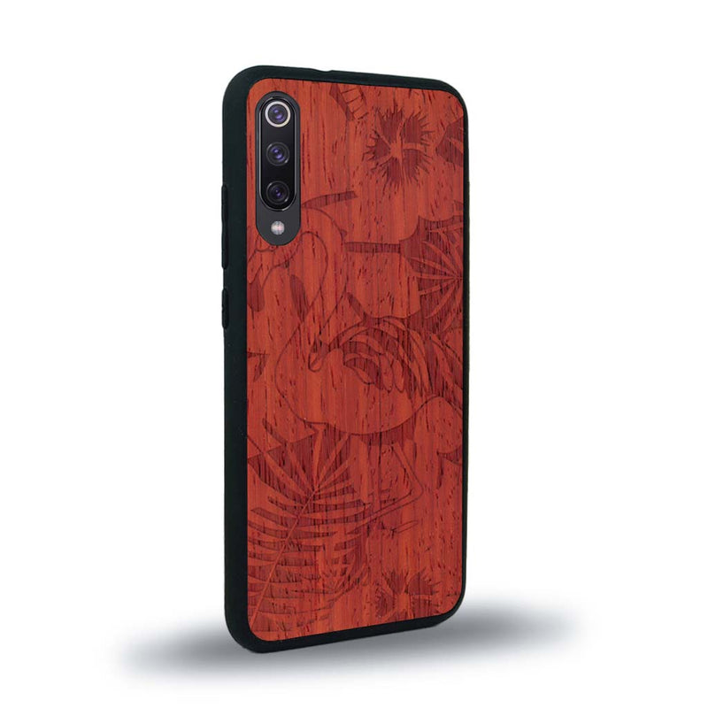 Coque de protection en bois véritable fabriquée en France pour Xiaomi Mi 9SE sur le thème de la nature et des animaux représentant un flamant rose entre des fougères