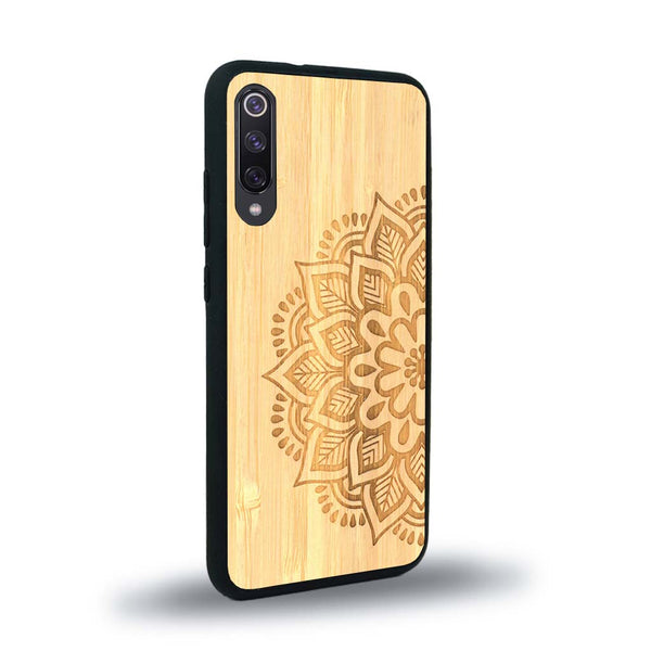 Coque de protection en bois véritable fabriquée en France pour Xiaomi Mi 9SE sur le thème de la bohème et du tatouage au henné avec une gravure représentant un mandala