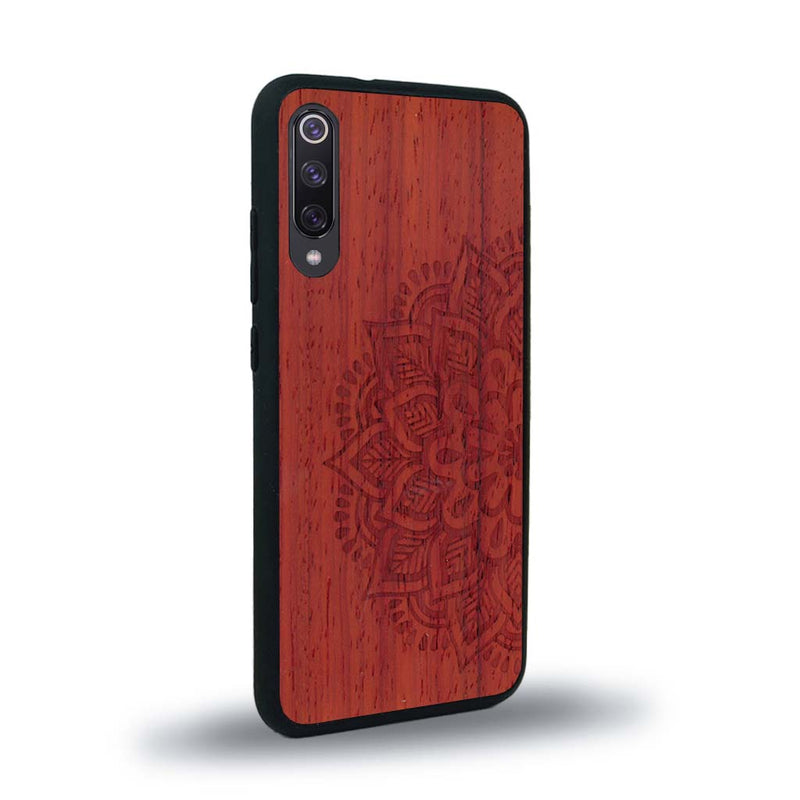 Coque de protection en bois véritable fabriquée en France pour Xiaomi Mi 9SE sur le thème de la bohème et du tatouage au henné avec une gravure représentant un mandala