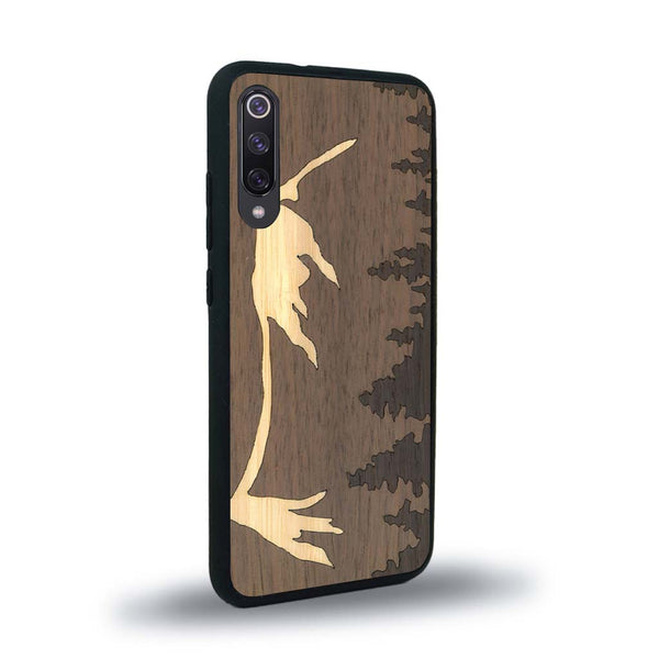 Coque de protection en bois véritable fabriquée en France pour Xiaomi Mi 9SE sur le thème de la nature et de la montagne qui allie du chêne fumé, du noyer et du bambou représentant le mont mézenc