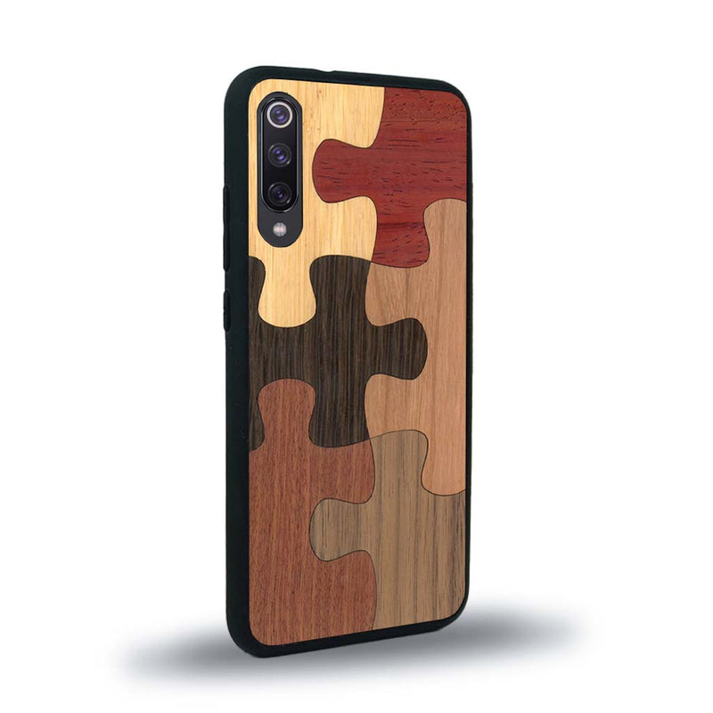 Coque de protection en bois véritable fabriquée en France pour Xiaomi Mi 9SE représentant un puzzle en six pièces qui allie du chêne fumé, du noyer, du bambou, du padouk, du merisier et de l'acajou