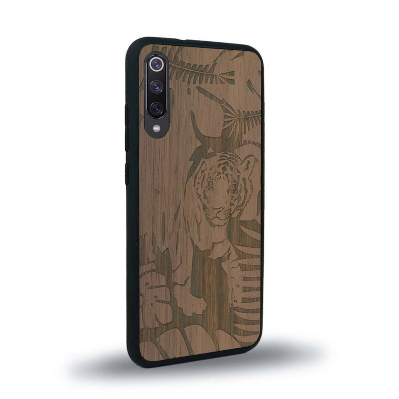 Coque de protection en bois véritable fabriquée en France pour Xiaomi Mi 9SE sur le thème de la nature et des animaux représentant un tigre dans la jungle entre des fougères