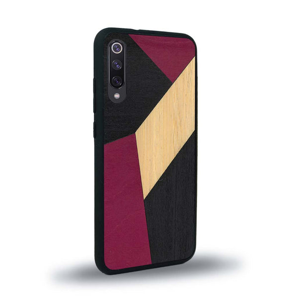Coque de protection en bois véritable fabriquée en France pour Xiaomi Mi 9SE alliant du bambou, du tulipier rose et noir en forme de mosaïque minimaliste sur le thème de l'art abstrait