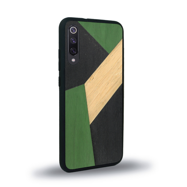 Coque de protection en bois véritable fabriquée en France pour Xiaomi Mi 9SE alliant du bambou, du tulipier vert et noir en forme de mosaïque minimaliste sur le thème de l'art abstrait