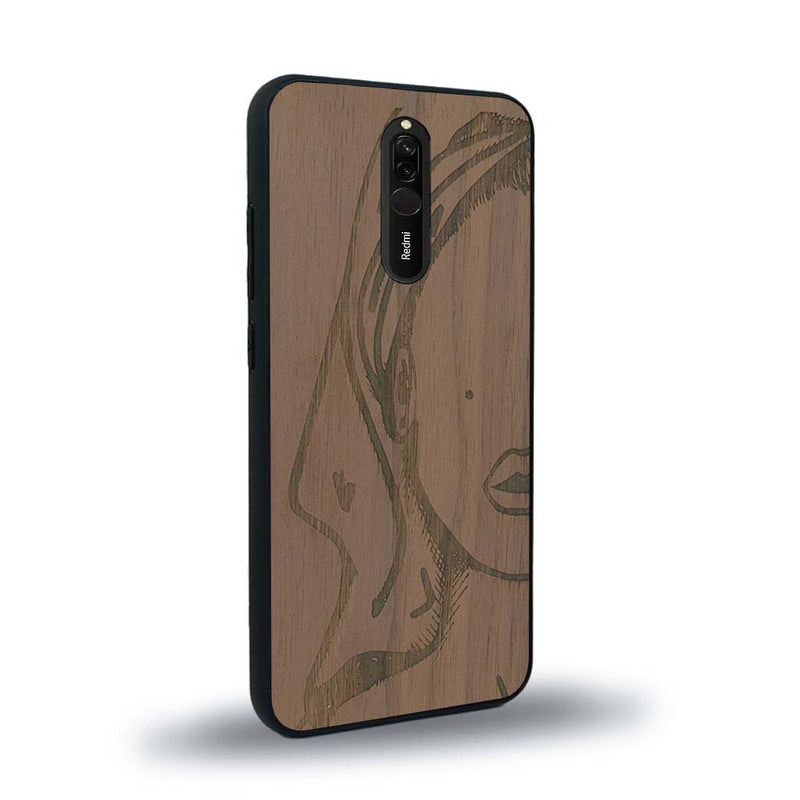 Coque de protection en bois véritable fabriquée en France pour Xiaomi Mi 9T représentant une silhouette féminine épurée de type line art en collaboration avec l'artiste Maud Dabs