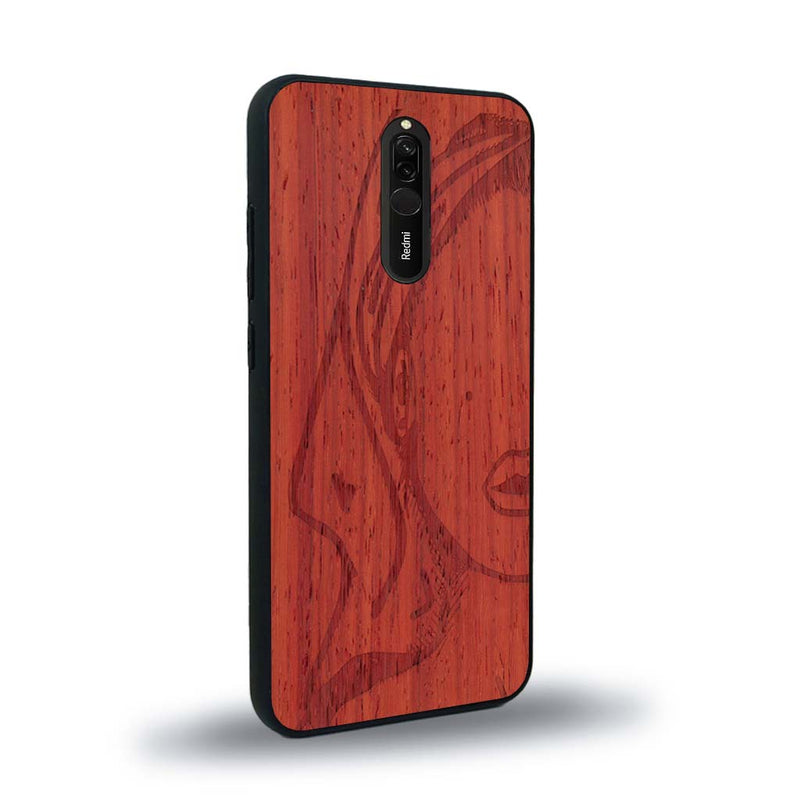 Coque de protection en bois véritable fabriquée en France pour Xiaomi Mi 9T représentant une silhouette féminine épurée de type line art en collaboration avec l'artiste Maud Dabs