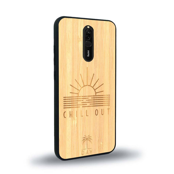 Coque de protection en bois véritable fabriquée en France pour Xiaomi Mi 9T sur le thème chill avec un motif représentant un couché de soleil sur l'océan et la phrase "Chill out"